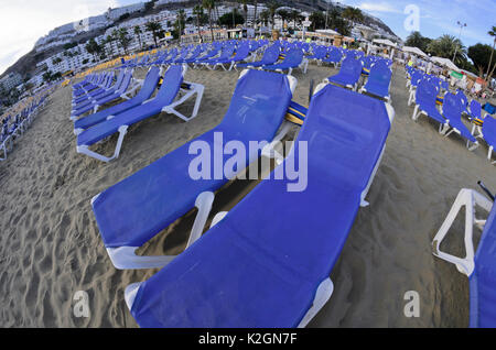 Liegestühle am Strand, Puerto Rico, Gran Canaria, Spanien Stockfoto