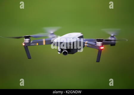 Thessaloniki, Griechenland, 2. August 2017: Drone quadrocopter Dji MavicPro mit einer hochauflösenden Digitalkamera (Hochwertige 4K). Neues Werkzeug für Luftbild Stockfoto
