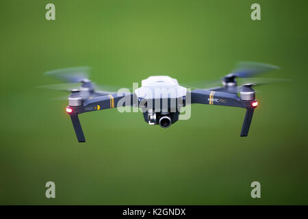 Thessaloniki, Griechenland, 2. August 2017: Drone quadrocopter Dji MavicPro mit einer hochauflösenden Digitalkamera (Hochwertige 4K). Neues Werkzeug für Luftbild Stockfoto