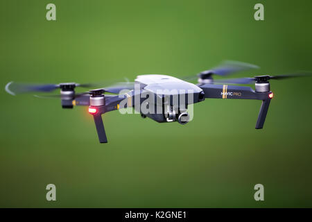 Thessaloniki, Griechenland, 2. August 2017: Drone quadrocopter Dji MavicPro mit einer hochauflösenden Digitalkamera (Hochwertige 4K). Neues Werkzeug für Luftbild Stockfoto