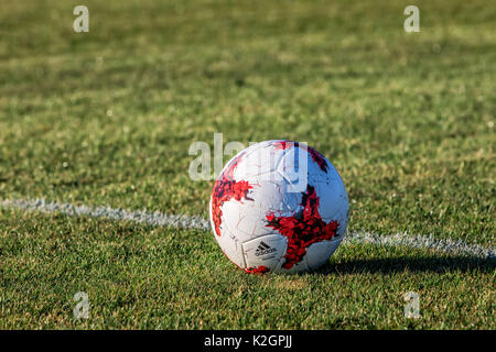 Thessaloniki, Griechenland - August 2, 2017: Fußball Bälle auf dem Spielfeld während des Trainings Stockfoto