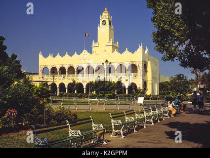 El Zocalo (Plaza Mayor) Merida. Yucatan. Mexiko. Palacio Municipal und Ayuntamiento. Rathaus. Plaza Mayor. Zócalo. Merida. Yucatan Zustand. Mexiko. Ich Stockfoto