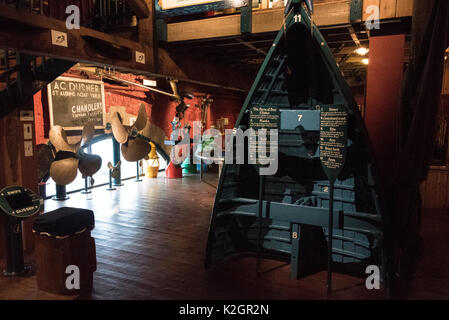 Ausstellungsstücke von Jersey Seefahrt im Maritime Museum und Beruf Tapestry Gallery auf den Hafen von St. Helier, Jersey in den Kanal I Stockfoto