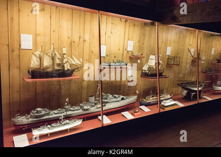 Ausstellungsstücke von Jersey Seefahrt im Maritime Museum und Beruf Tapestry Gallery auf den Hafen von St. Helier, Jersey in den Kanal I Stockfoto