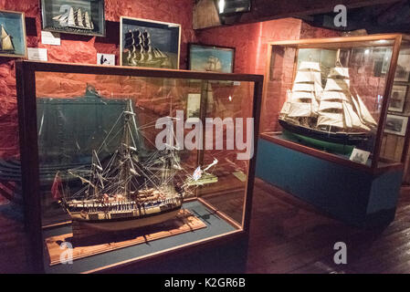 Ausstellungsstücke von Jersey Seefahrt im Maritime Museum und Beruf Tapestry Gallery auf den Hafen von St. Helier, Jersey in den Kanal I Stockfoto