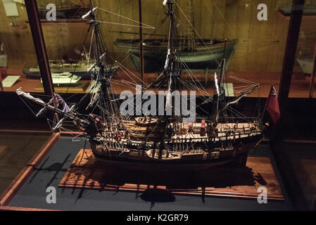 Ausstellungsstücke von Jersey Seefahrt im Maritime Museum und Beruf Tapestry Gallery auf den Hafen von St. Helier, Jersey in den Kanal I Stockfoto