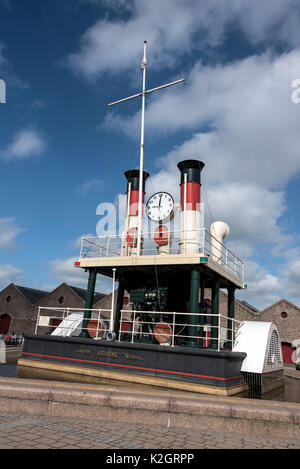 Die Steam Clock in 1996 in Betrieb genommen, ist im Alten Hafen in St. Helier, Jersey, Channel Islands, Großbritannien Es ist ein Full scale Nachbildung des t gelegen Stockfoto