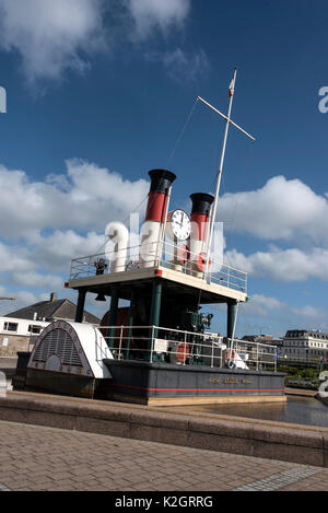 Die Steam Clock in 1996 in Betrieb genommen, ist im Alten Hafen in St. Helier, Jersey, Channel Islands, Großbritannien Es ist eine Maßstäbliche Nachbildung gelegen. Stockfoto