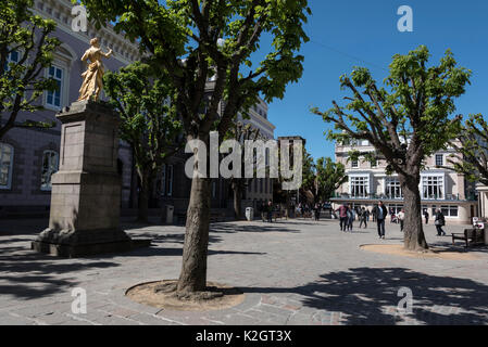 Im Royal Square steht die goldene Statue von George 11 gekleidet wie ein römischer Kaiser in St. Helier, Jersey, Channel Islands, Großbritannien Die Statue, n Stockfoto