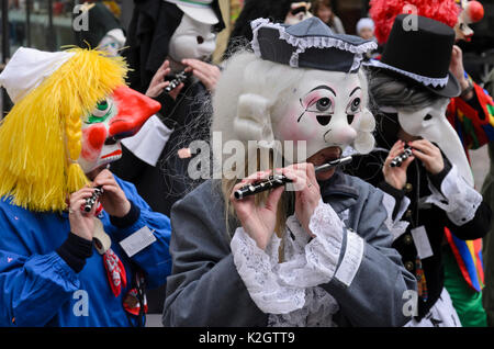 Teilnehmer der Kinder und der Familie Fasnacht, Karneval in Basel, Schweiz Stockfoto