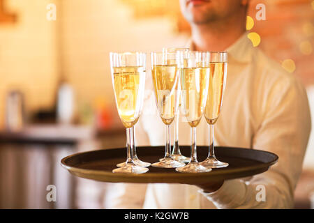 Sektgläser auf Fach Party und Urlaub feier Konzept Stockfoto