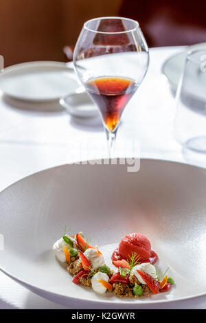 Obst Dessert serviert auf weiße Platte für Hotel Borgo Pignano in der Toskana, Italien Stockfoto