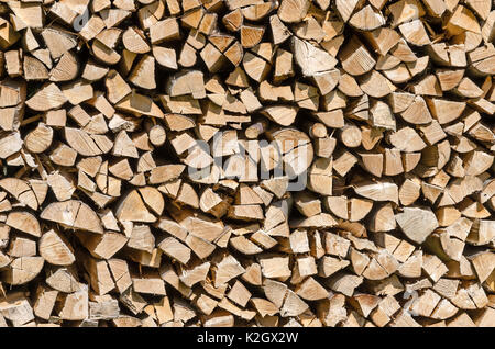 Aufgeteilte, getrocknet und gestapelten Brennholz, Vorderansicht. Stapel verwitterten, trockenes Holz, eine Quelle der Energie. Foto. Stockfoto