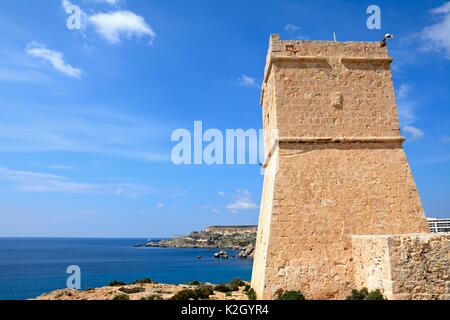 Ghajn Tuffieha Wachtturm mit Blick auf das Meer und die Klippen, Golden Bay, Malta, Europa. Stockfoto