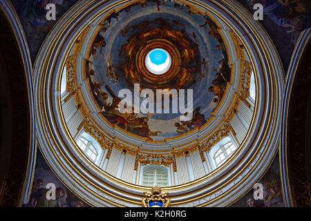 Dome zeigt eine Kreuzigungsszene in St Pauls Cathedral auch als Mdina Cathedral, Mdina, Malta, Europa bekannt. Stockfoto