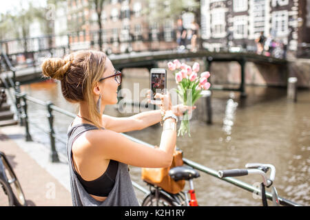 Frau mit Fahrrad in Amsterdam City Stockfoto