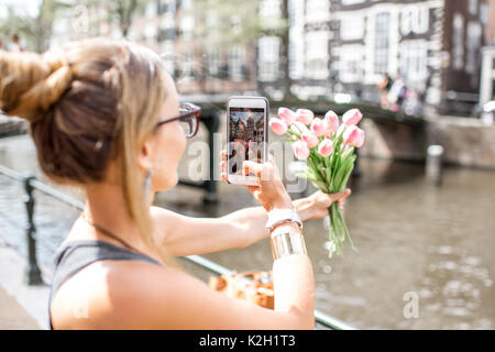 Frau mit Fahrrad in Amsterdam City Stockfoto