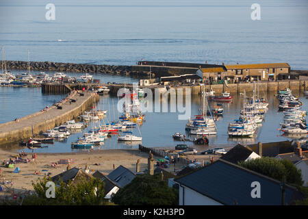 Lyme Regis, antike Stadt im Domesday Book empfohlene, mit historischen Cobb und Hafen Wahrzeichen an der Grenze Dorset-Devon, South West England, Großbritannien Stockfoto