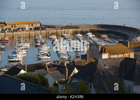 Lyme Regis, antike Stadt im Domesday Book empfohlene, mit historischen Cobb und Hafen Wahrzeichen an der Grenze Dorset-Devon, South West England, Großbritannien Stockfoto