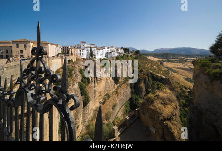 Ronda, Provinz Malaga, Andalusien, Südspanien. Weiß getünchten Häusern am Rand der Schlucht El Tajo. Stockfoto