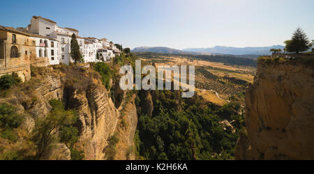 Ronda, Provinz Malaga, Andalusien, Südspanien. Weiß getünchten Häusern am Rand der Schlucht El Tajo. Stockfoto