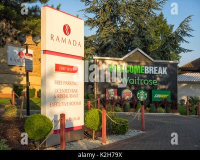 BIRCHANGER, ESSEX, Großbritannien - 11. AUGUST 2017: Schilder am Eingang zu Birchanger Services und zum Ramada Hotel an der Tankstelle an der M11 Stockfoto