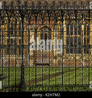 CAMBRIDGE, Großbritannien - 11. AUGUST 2017: Fassade des St. John's College durch seine kunstvoll verzierten Geländer Stockfoto