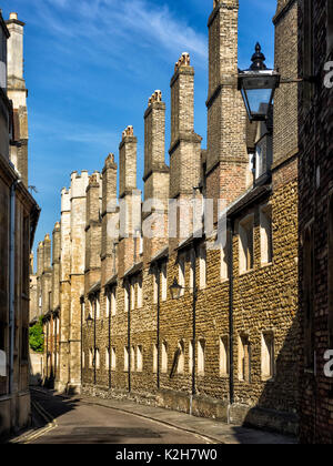 CAMBRIDGE, Großbritannien - 11. AUGUST 2017: Trinity Lane mit den sonnendurchfluteten Gebäuden des Trinity College Stockfoto