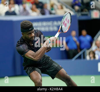New York, NY, USA. 29 Aug, 2017. Frances Tiafoe der USA Versandkosten Kugel während der Match gegen Roger Federer aus der Schweiz bei uns Offene Meisterschaften an Billie Jean King National Tennis Center Credit: Lev Radin/Pacific Press/Alamy leben Nachrichten Stockfoto