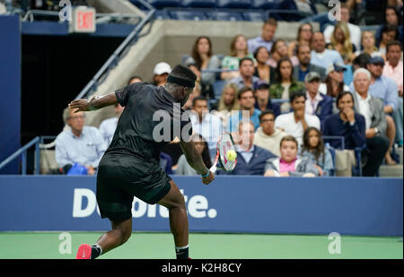 New York, Vereinigte Staaten. 29 Aug, 2017. Frances Tiafoe der USA Versandkosten Kugel während der Match gegen Roger Federer aus der Schweiz bei uns Offene Meisterschaften an Billie Jean King National Tennis Center Credit: Lev Radin/Pacific Press/Alamy leben Nachrichten Stockfoto