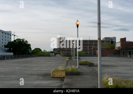 12. April 2017 geschlossen und verlassenen Parkplatz Struktur mit Unkraut überwuchert. Wilmington, NC, USA. Kredit Sinisa Kukic/Alamy Stockfoto