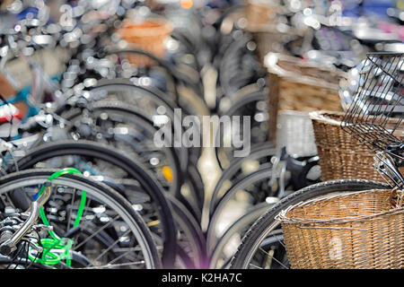 CAMBRIDGE, Großbritannien - 11. AUGUST 2017: Fahrräder mit Vorhängeschloss an einem Fahrradparkplatz Stockfoto