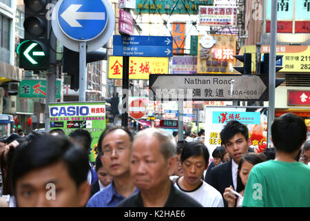 Hongkong - Leute auf der Nathan Road, der Hauptstraße in Kowloon Gebiet, die in ein nach Süden geht - Richtung Norden von Tsim Sha Tsui, Sham Shui. Stockfoto