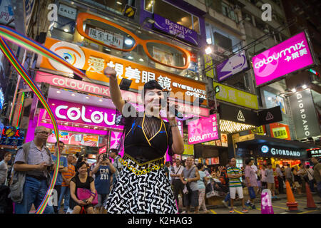 Masse während live Performance in den Straßen von Mong Kok an einem Samstag. Stockfoto