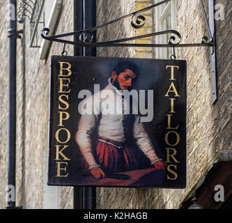 CAMBRIDGE, Großbritannien - 11. AUGUST 2017: Schild hängt vor dem Bespoke Taylor Shop Stockfoto