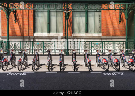 Eine Reihe von Santander Fahrrad auf einer Straße in der Nähe von Covent Garden in London. Stockfoto