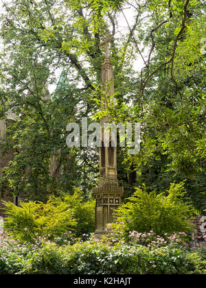 CAMBRIDGE, Großbritannien - 11. AUGUST 2017: Monument Cross in All Saints Garden Stockfoto