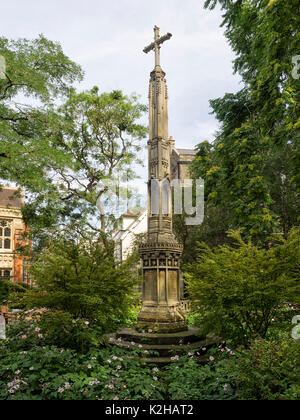 CAMBRIDGE, Großbritannien - 11. AUGUST 2017: Monument Cross in All Saints Garden Stockfoto