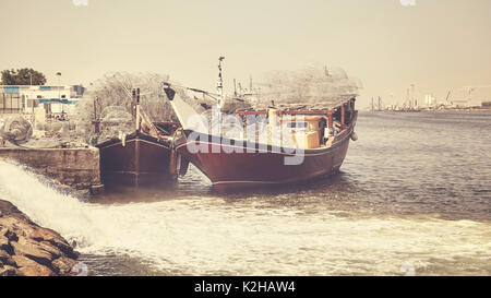 Fischerboote in Ajman Hafen, Farbe Tonen angewendet, Vereinigte Arabische Emirate. Stockfoto