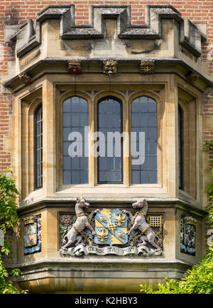 CAMBRIDGE, Großbritannien - 11. AUGUST 2017: Kunstvolles Fenster mit geschnitztem Wappen des Magdalene College vor dem Universitätsgebäude Stockfoto