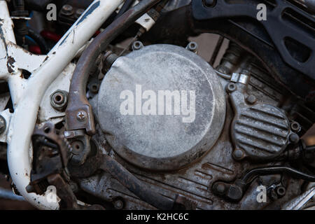 Details der Motor mit einem modernen Motorrad. Weiße Farbe Zylinder ratiator, Guss Rohre, Drähte und Gelenke. Stockfoto