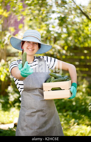 Brunette Agronom in mit Gurken, Stockfoto