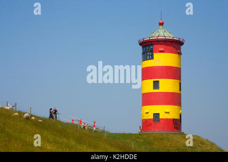 Pilsumer Leuchtturm, Schafe, Pilsum, Ostfriesland, Niedersachsen, Deutschland, Europa ich Pilsumer Leuchtturm mit Schafen, Pilsum, Niedersachsen, Deutschland, Stockfoto