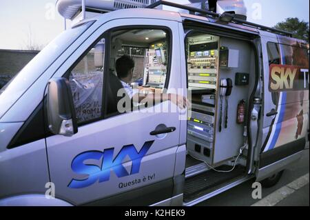 Van für mobile TV-Produktion mit Sat-Anschluss von Sky-TV Unternehmen Stockfoto