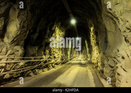 Dunkle Tunnel in den Bergen mit dramatischen Beleuchtung Stockfoto