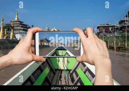 Girl Bilder nehmen auf smart phone in Boot am Inle See, Myanmar Stockfoto