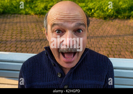 Portrait von schockiert kaukasischen Mann. Stockfoto