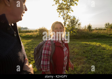 Happy kaukasischen ältere Senioren Paar in Park Stockfoto