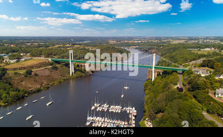 Luftbild von La Roche Bernard Suspension Bridge im Morbihan, Frankreich Stockfoto