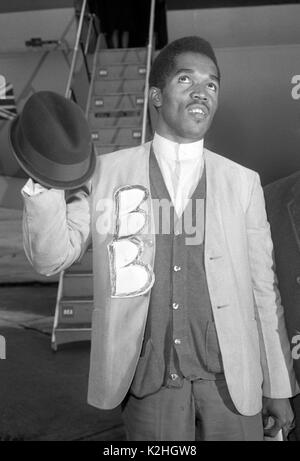 Die jamaikanische Blues Beat Sänger Prince Buster am Londoner Flughafen nach dem Fliegen in von BEA aus Paris. Stockfoto